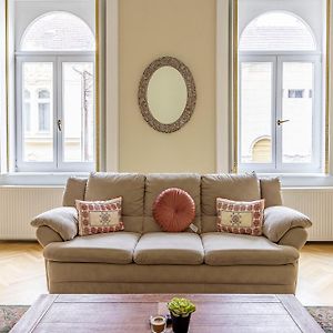 Graceful & Cozy Dream Home Next To The Opera House